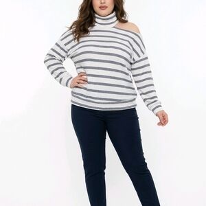 ANDREE BY UNIT Gray and White Striped Turtleneck Sweater